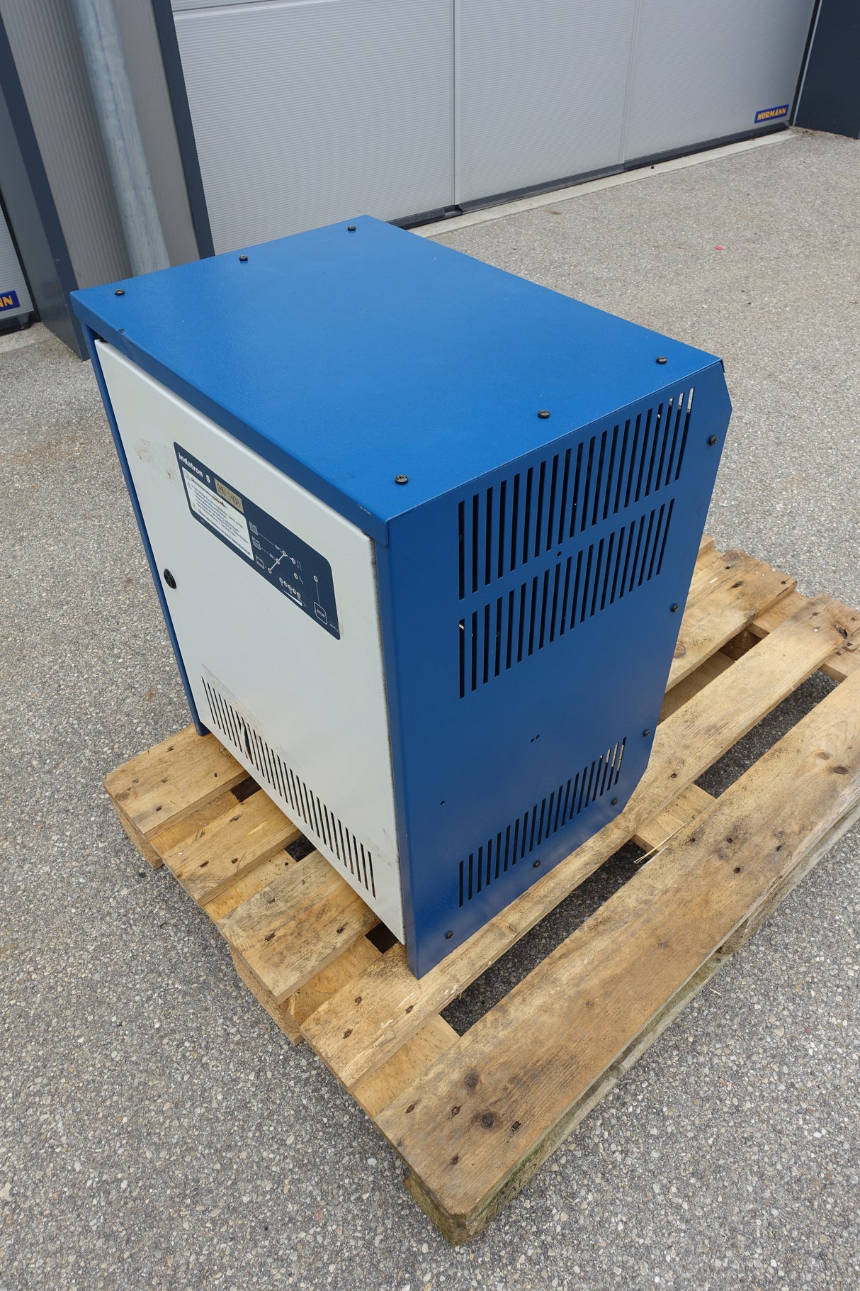 Intronic 24V 140A Indatron S Ladegerät