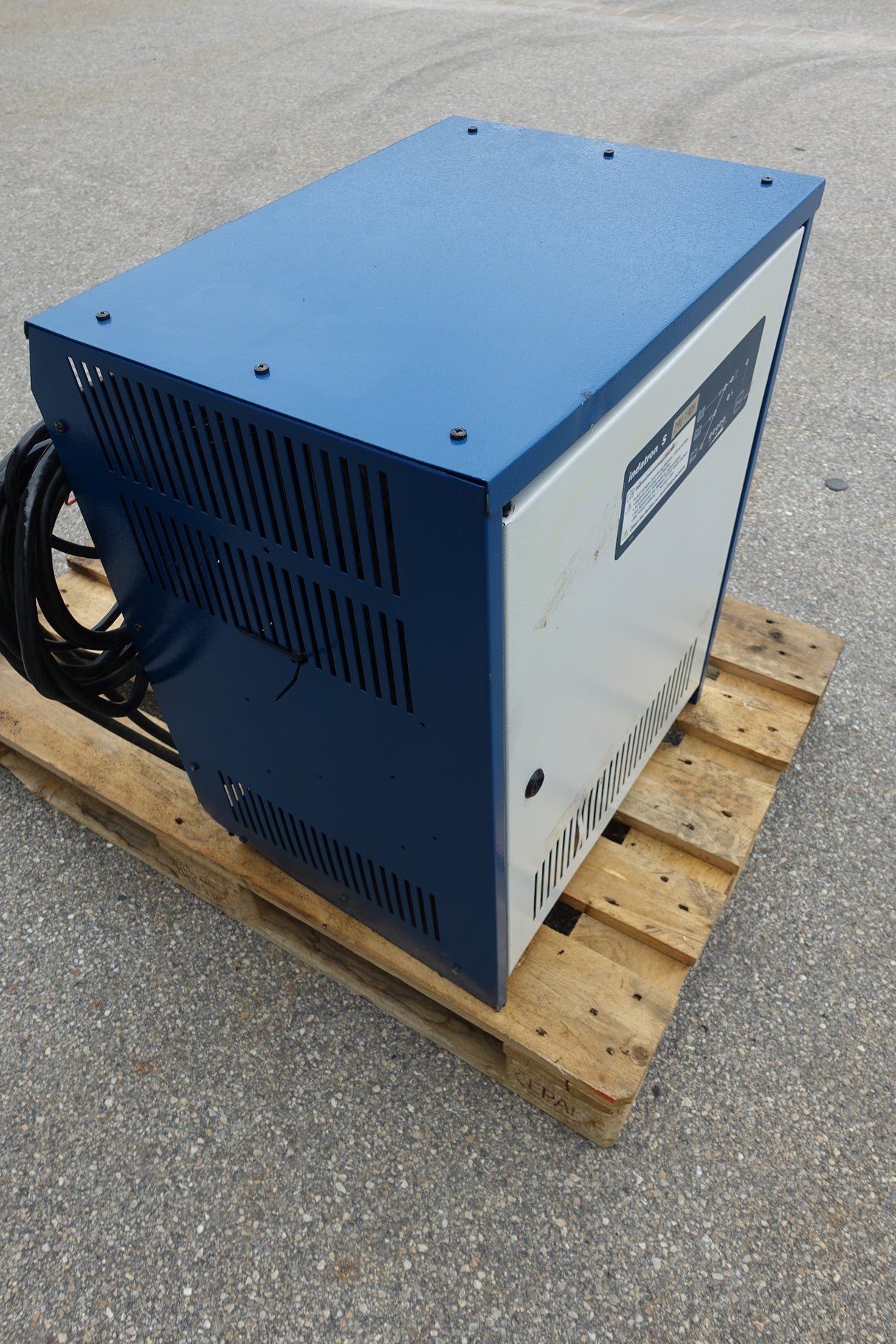Intronic 24V 140A Indatron S Ladegerät