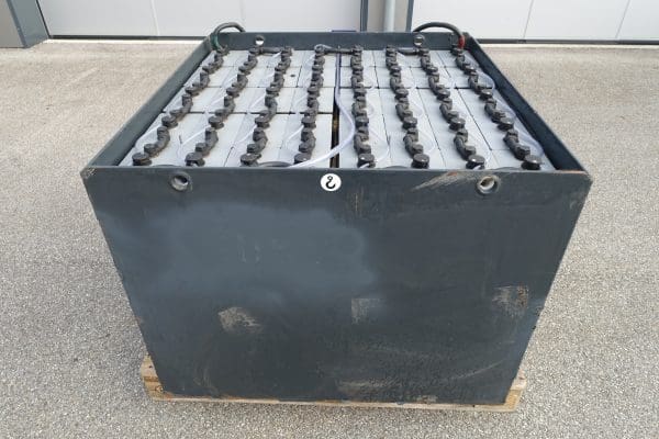 Staplerbatterie 80V 6PzS930 gebrauchter Akkumulator 77% Restkapazität (C5) Bj 17 mit Aquamatik Befüllsystem für Elektrostapler & Solarspeicher