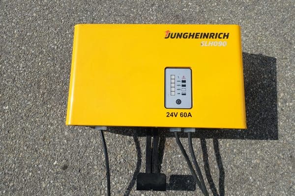 24V 60A Jungheinrich SLH090 HF HF Ladegerät gebraucht Batterieladegerät voll funktionsfähig REMA 160A Spannungsanschluss 230V